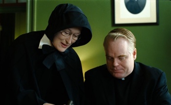 Meryl Streep en el papel de la hermana Aloysius y Philip Seymour Hoffman en el papel del padre Flynn, en 'La duda', de John Patrick Shanley (2008).