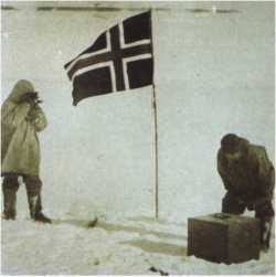 El capitán Amundsen lleva a cabo sus observaciones en el polo Sur