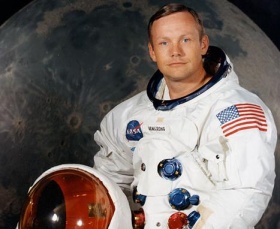 Neil A. Armstrong, equipado con el traje de astronauta de la misión Apolo XI.