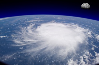 Vista desde el espacio de un gran huracán, sobre el océano.